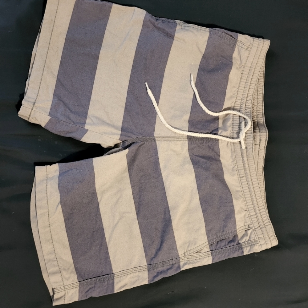 Mossimo medium size 19" max width x 18" height
